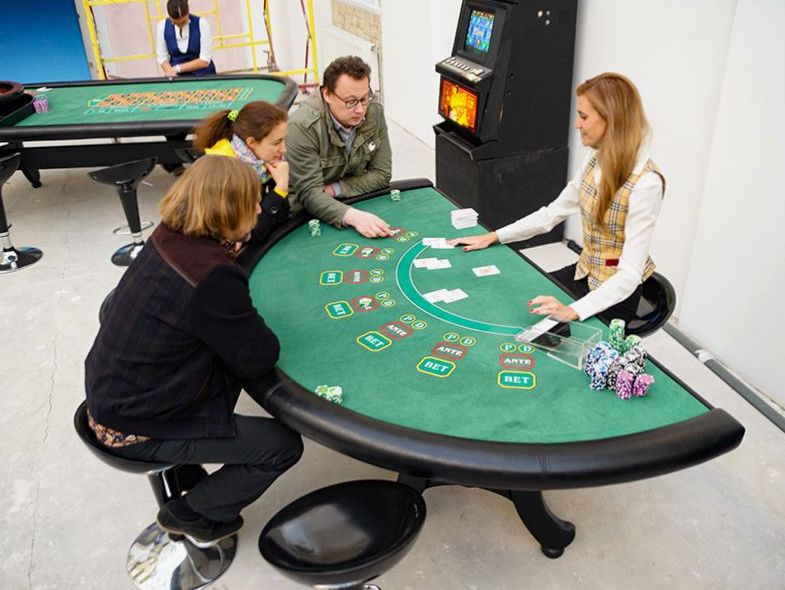 Table de blackjack thématique animée lors d'un événement Reveemotion