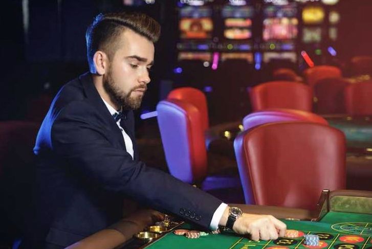 Invités profitant d'une soirée casino organisée par Reveemotion