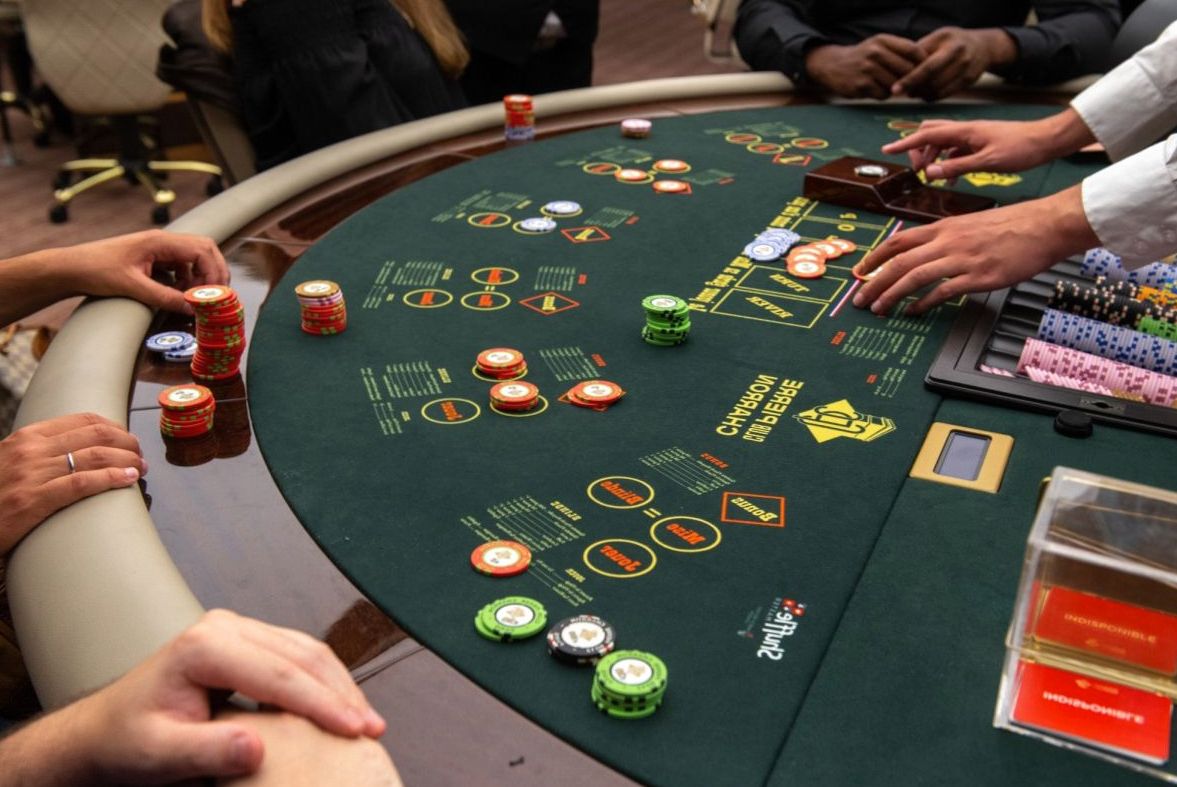 Table de poker thématique animée lors d'une soirée Reveemotion